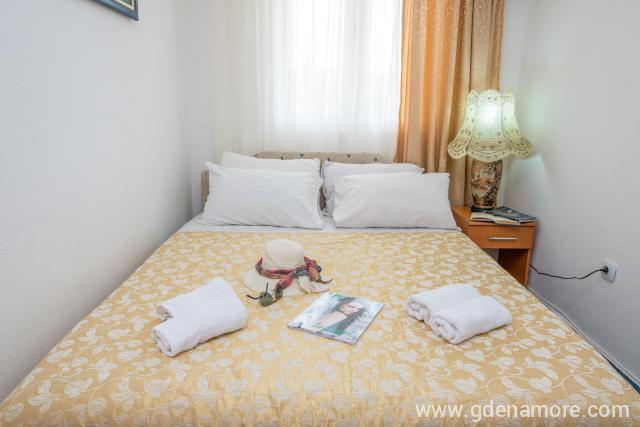 Dvokrevetni studio sa terasom 2 u Apartmani Filipovic, privatni smeštaj u mestu Buljarica, Crna Gora