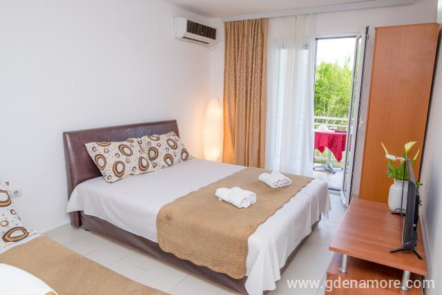 Trokrevetni studio sa terasom 4 u Apartmani Filipovic, privatni smeštaj u mestu Buljarica, Crna Gora