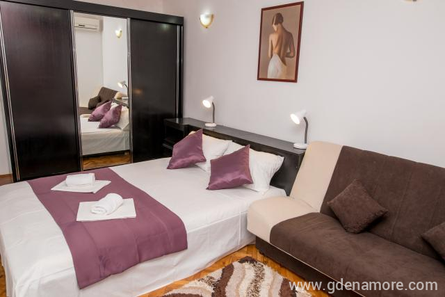 Trokrevetni studio sa terasom 9 u Apartmani Filipovic, privatni smeštaj u mestu Buljarica, Crna Gora