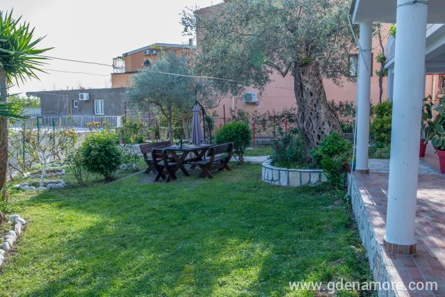 Trokrevetni studio sa terasom 12 u Apartmani Filipovic, privatni smeštaj u mestu Buljarica, Crna Gora